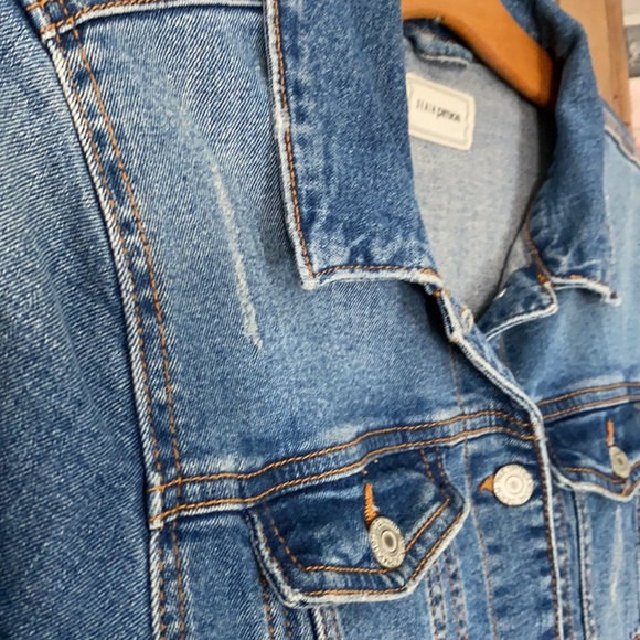 Denim jacket medium blue color. - Picture 3 of 12